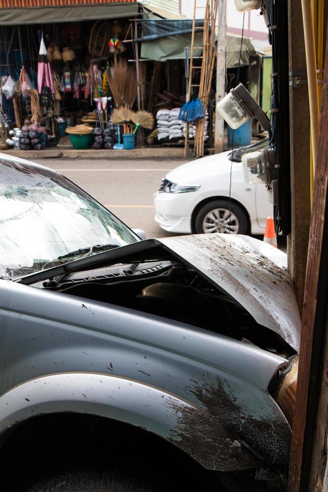 Auto prallte gegen einen Laternenmast in der Nähe des Ladens. foto