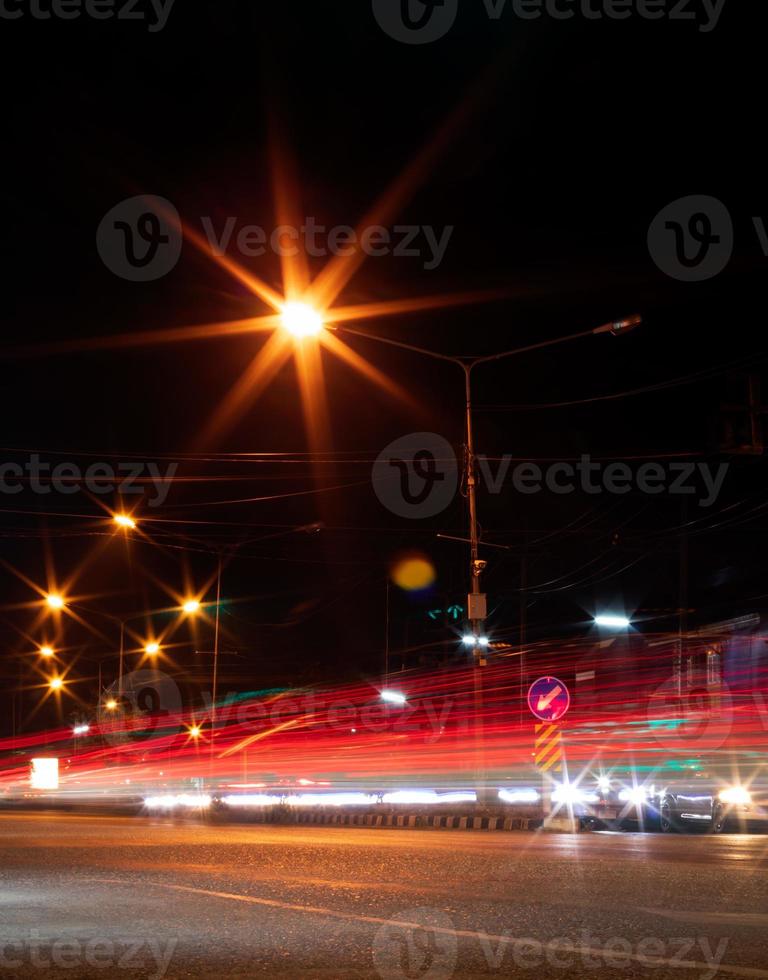 Autoscheinwerfer und Nachtstraßenlaternen. foto