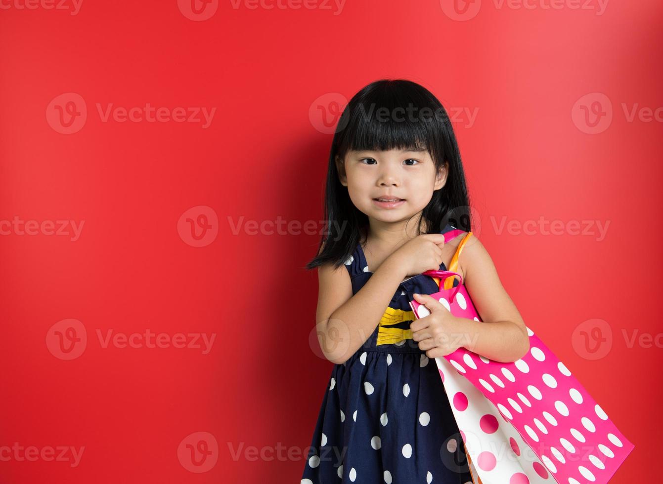 Kind mit Einkaufstüten foto