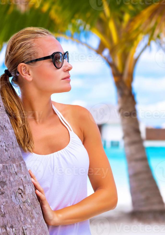 Frau genießt tropischen Strand foto