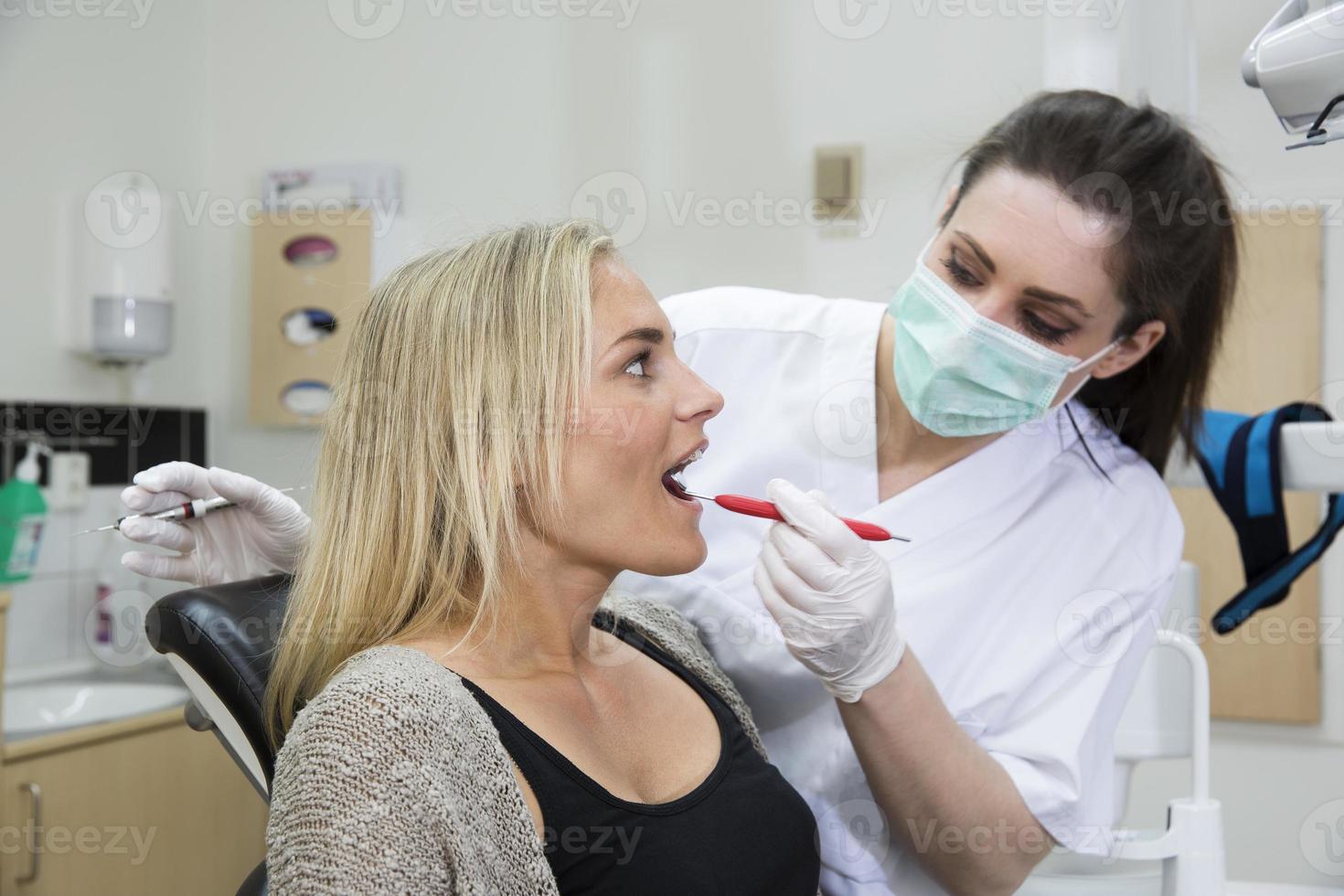 Zahnärztin und Patientin foto