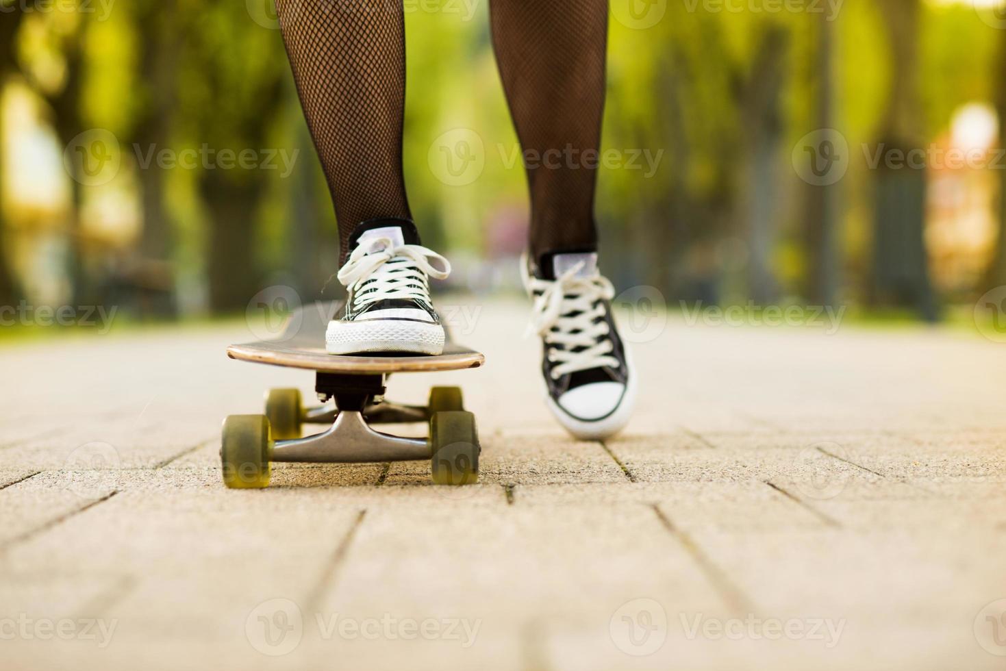 weibliche Füße auf Skateboard foto
