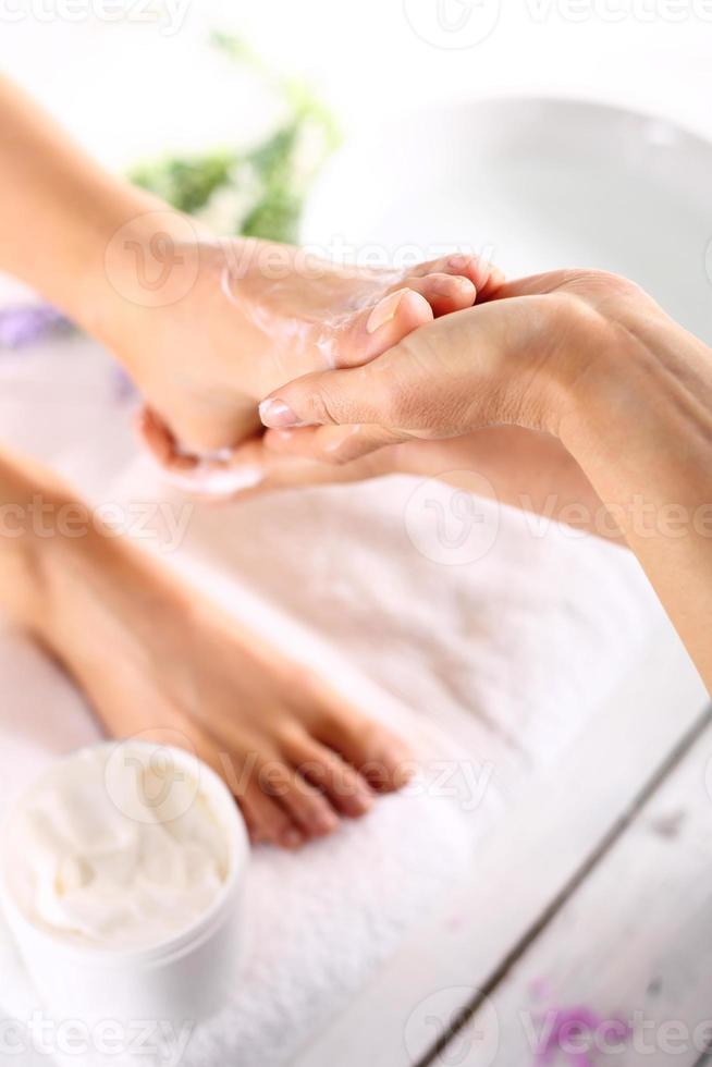 Massage des weiblichen Fußes foto