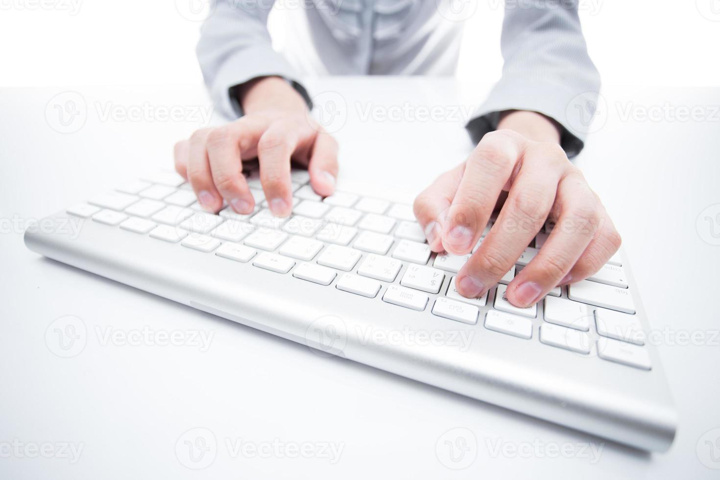 weibliche Hand, die auf Tastatur schreibt foto
