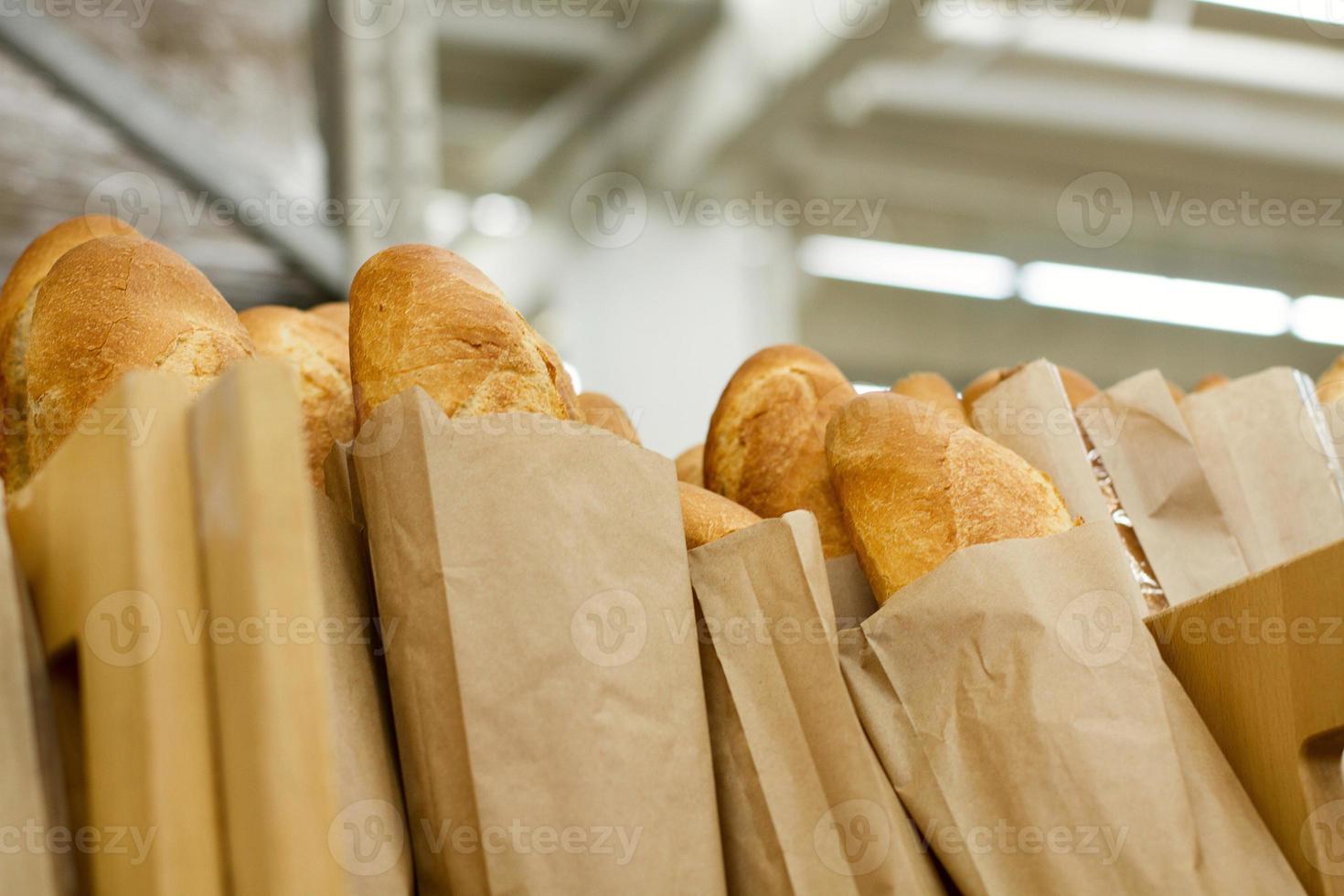 frisch gebackenes Brot im Supermarkt. frisches leckeres Essen. Bäckerei.Draufsicht. mock up. kopieren sie platz. selektiver Fokus. Sommerbrot. foto