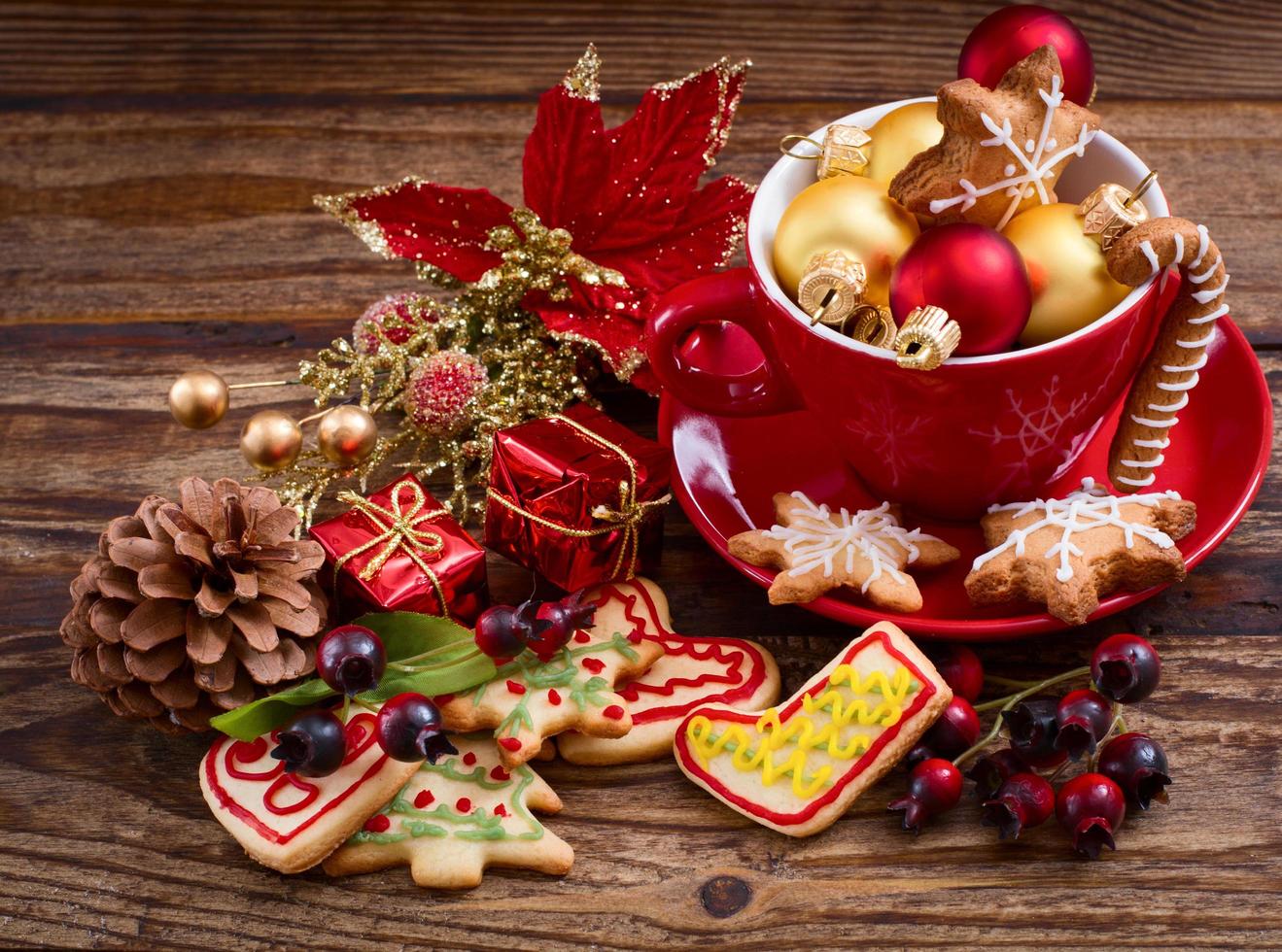 weihnachtsspielzeug und süße kekse auf holztisch. Draufsicht und selektiver Fokus. frohes neues jahr konzept foto