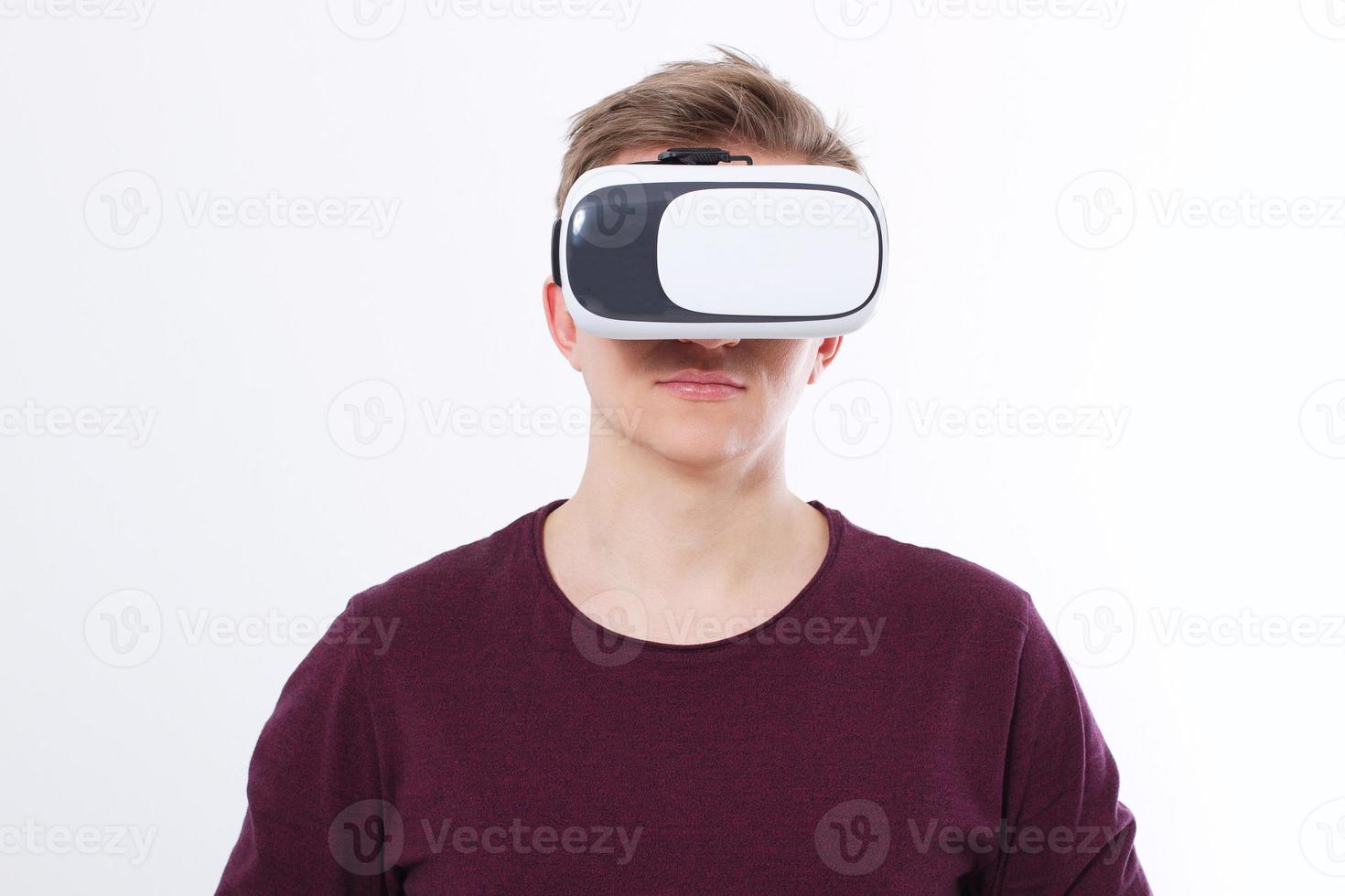 junger Mann mit Virtual-Reality-Brille isoliert auf weißem Hintergrund. vr-konzept und kopierraum. foto