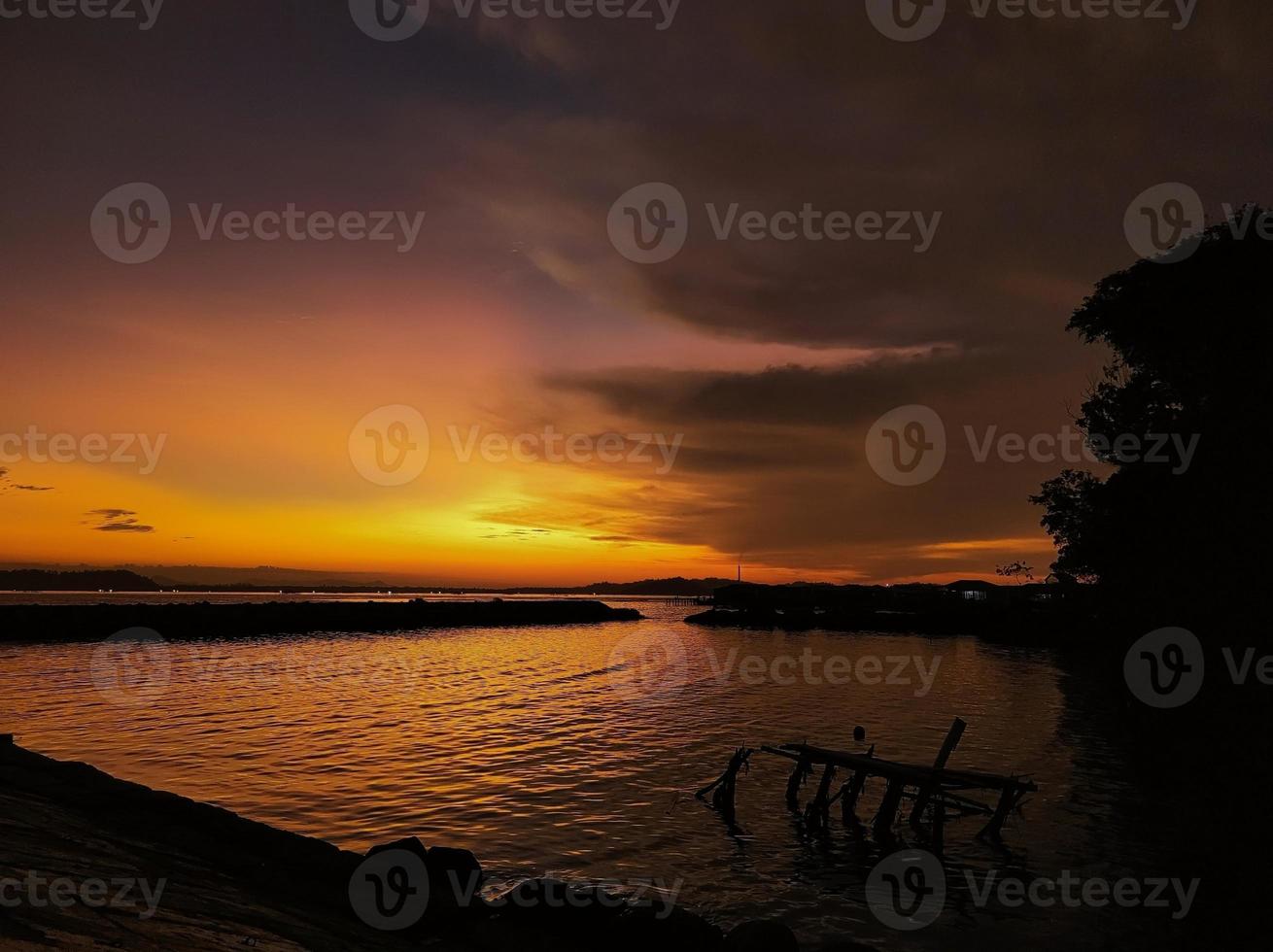 schöne Sonnenuntergangssilhouette am Strand foto