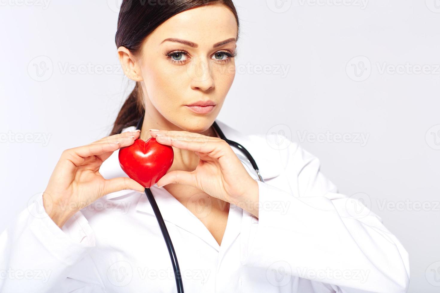 Ärztin hält ein Herz foto