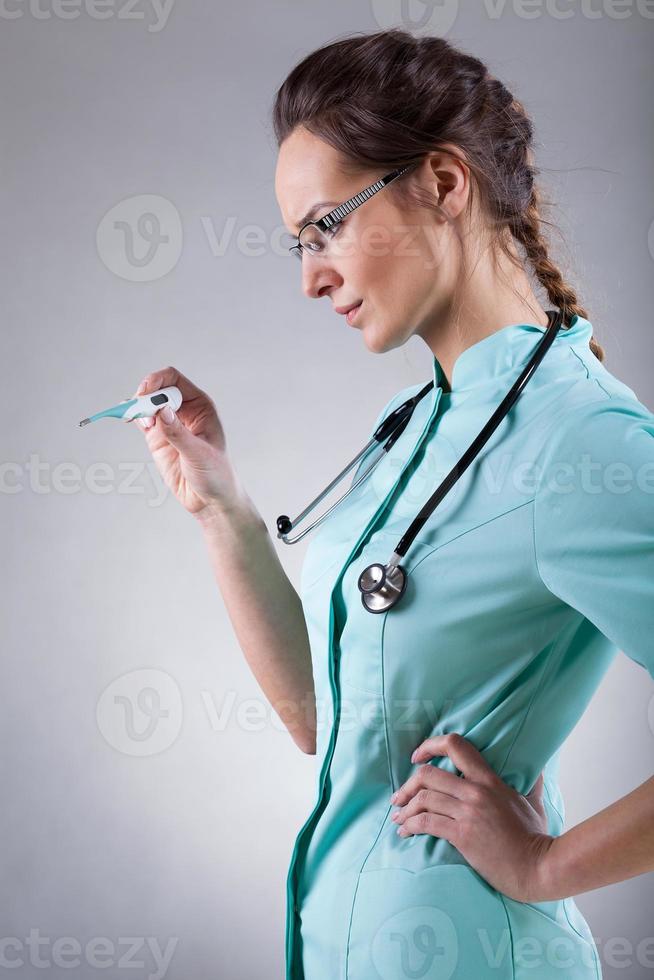 Ärztin mit einem Thermometer foto