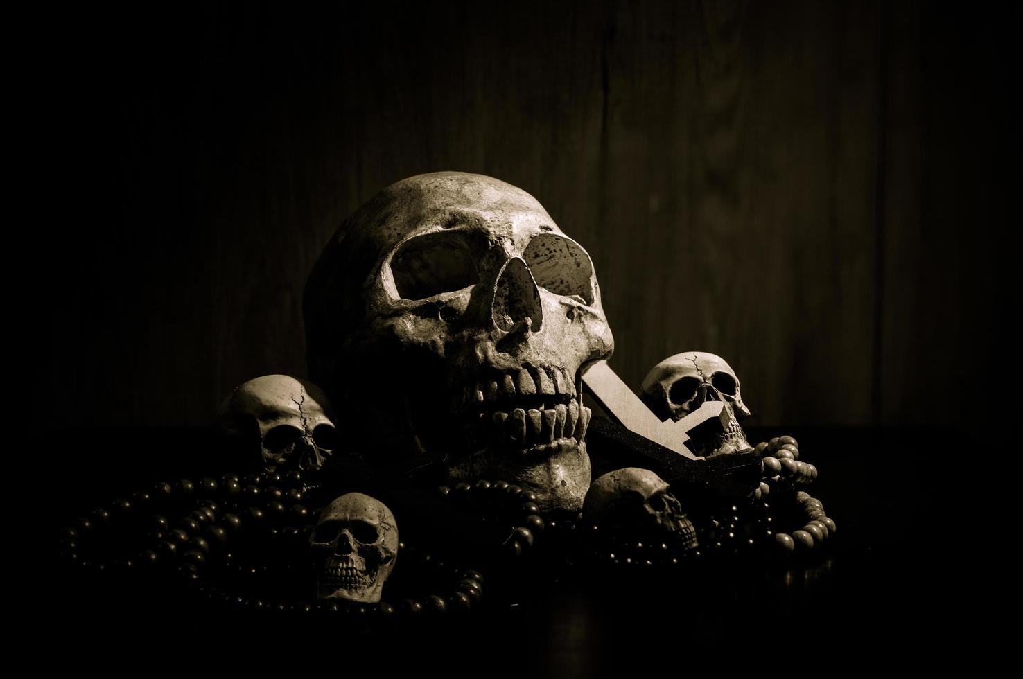 Stilllebenkunst eines menschlichen Schädels und einer Perle auf schwarzem Hintergrund foto