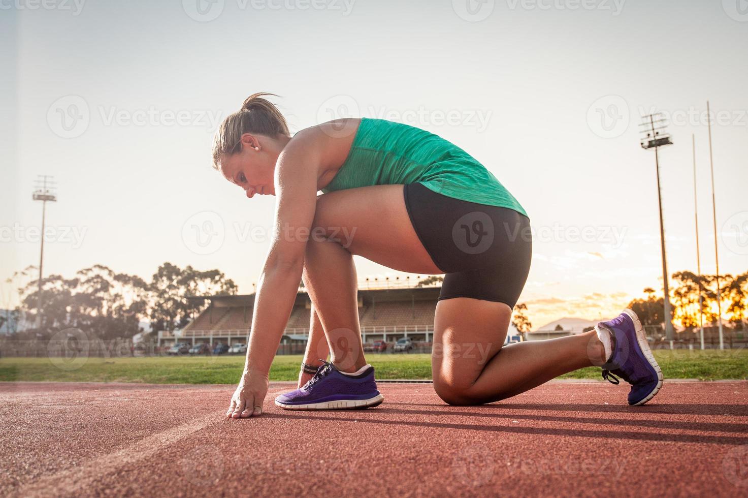Läuferin auf einer Leichtathletikbahn foto