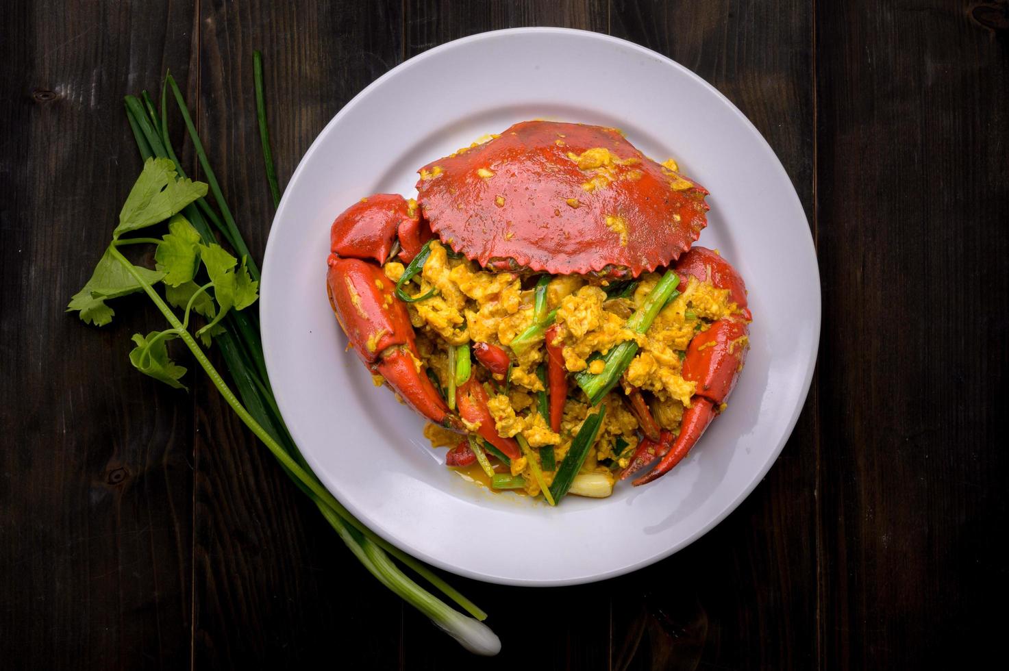 frische Krabben, gebraten mit Currypulver, Chili und Eiern mit Gemüse sind ein berühmtes thailändisches Gericht foto