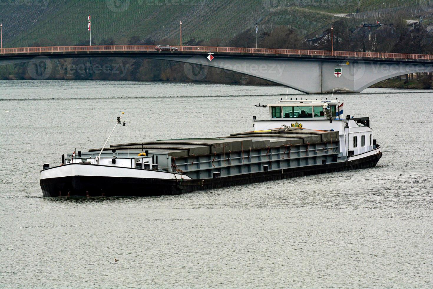 Fluss mit Frachtschiff foto