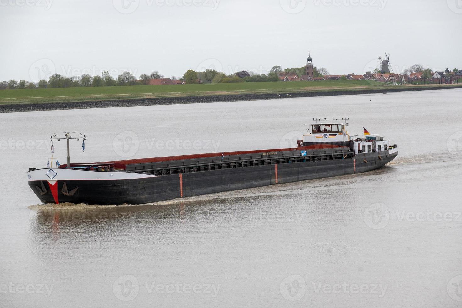 Landschaft mit Fluss und Frachtschiff foto