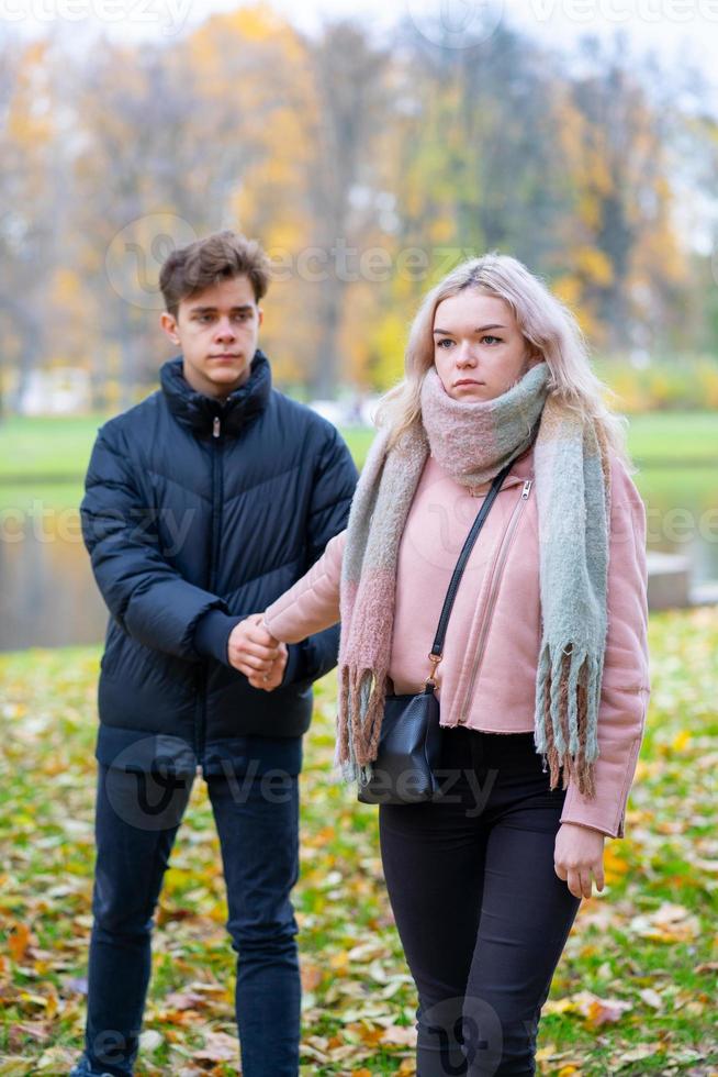 Jugendliebeskonzept. netter Brunettekerl junges blondes Mädchen foto