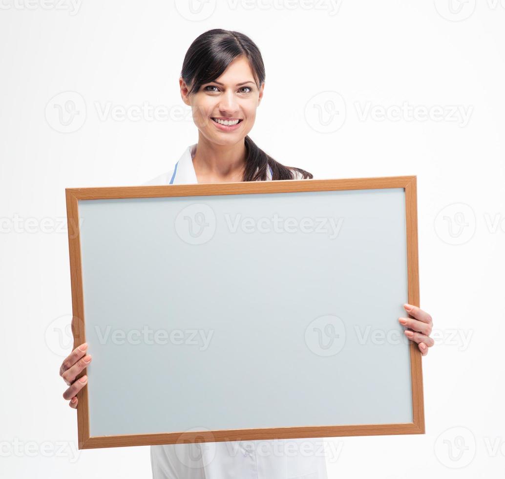 Ärztin, die leere weiße Tafel hält foto