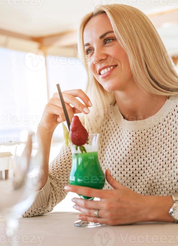attraktive junge Frau mit frischem Cocktail foto