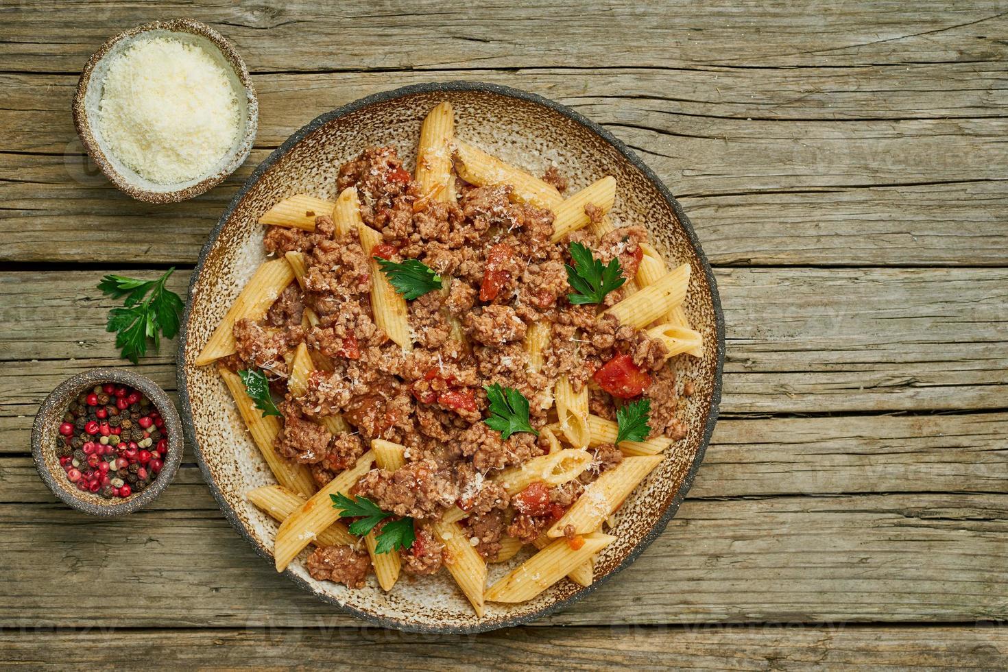 Bolognese-Nudeln. Fusilli mit Tomatensauce, Rinderhackfleisch. traditionelle italienische küche. Draufsicht, Kopierbereich foto