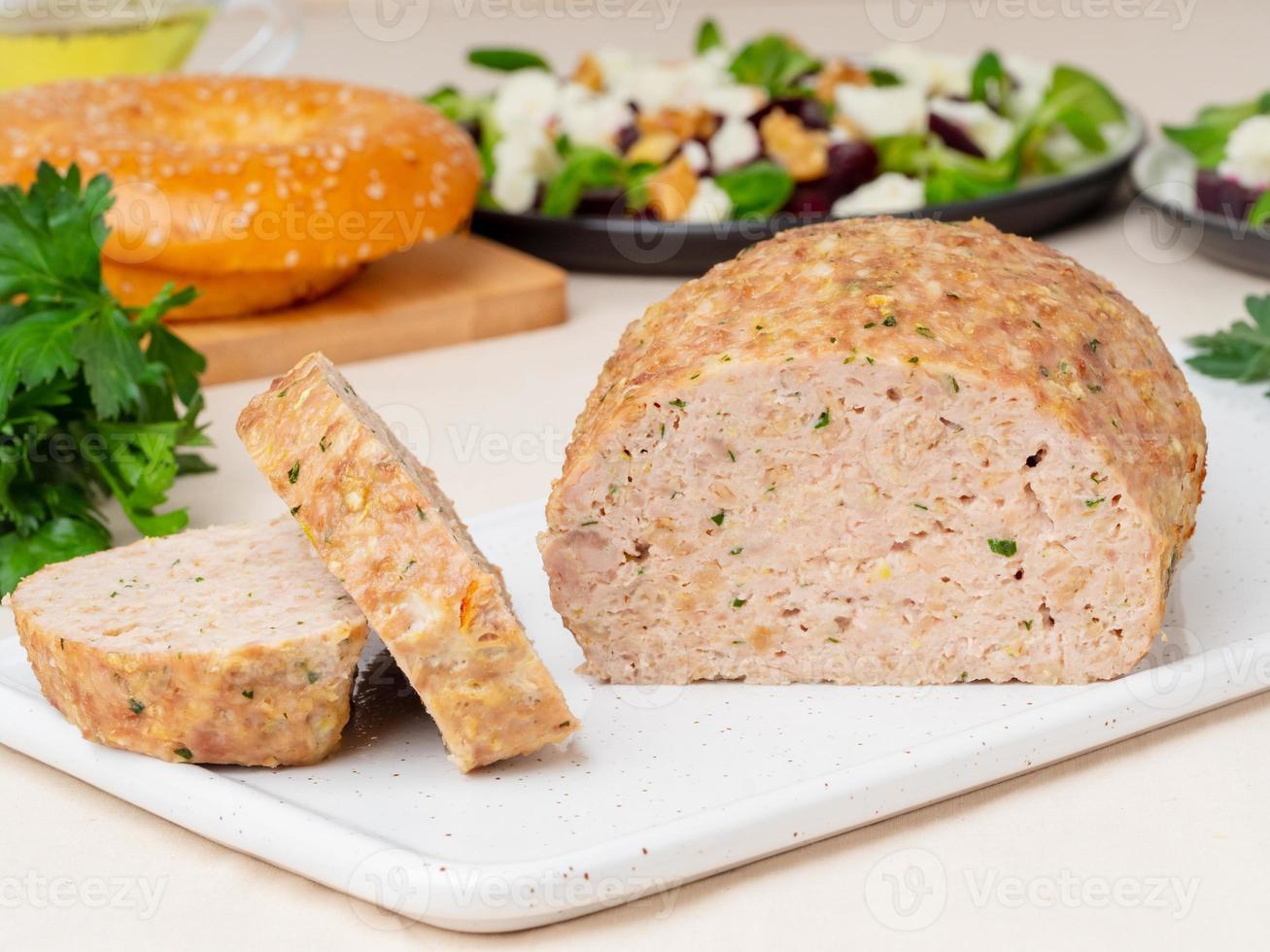 Terrine, Hackbraten. Gebackenes Putenhackfleisch. foto