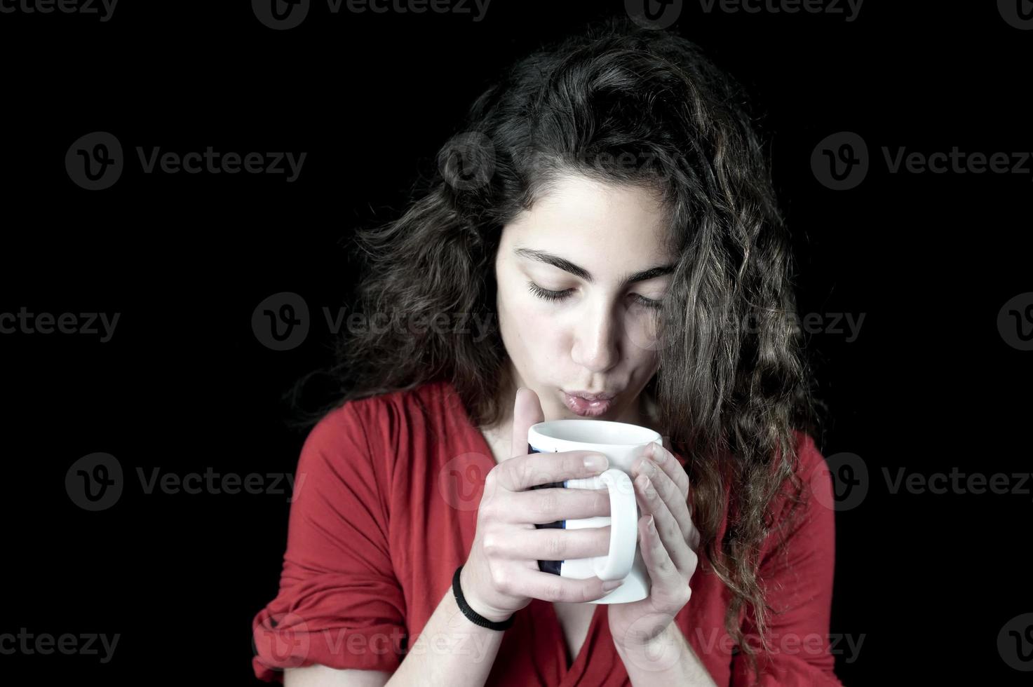 junge Frau, die eine Kaffeetasse hält foto