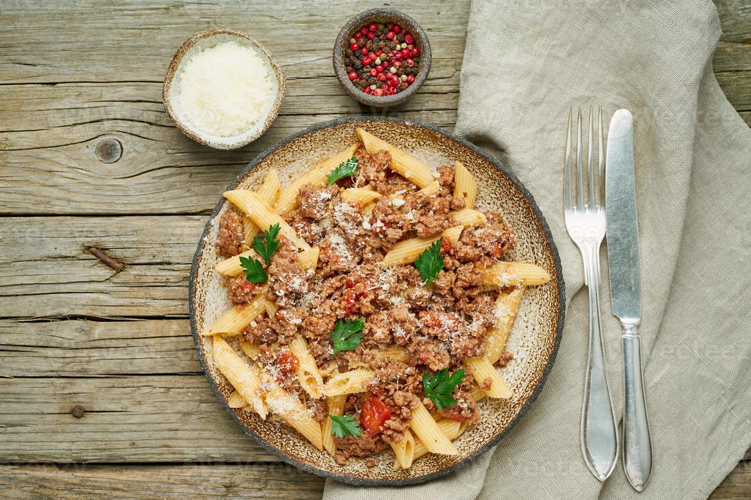 Bolognese-Nudeln. Fusilli mit Tomatensauce, Rinderhackfleisch. traditionelle italienische küche. Ansicht von oben. foto