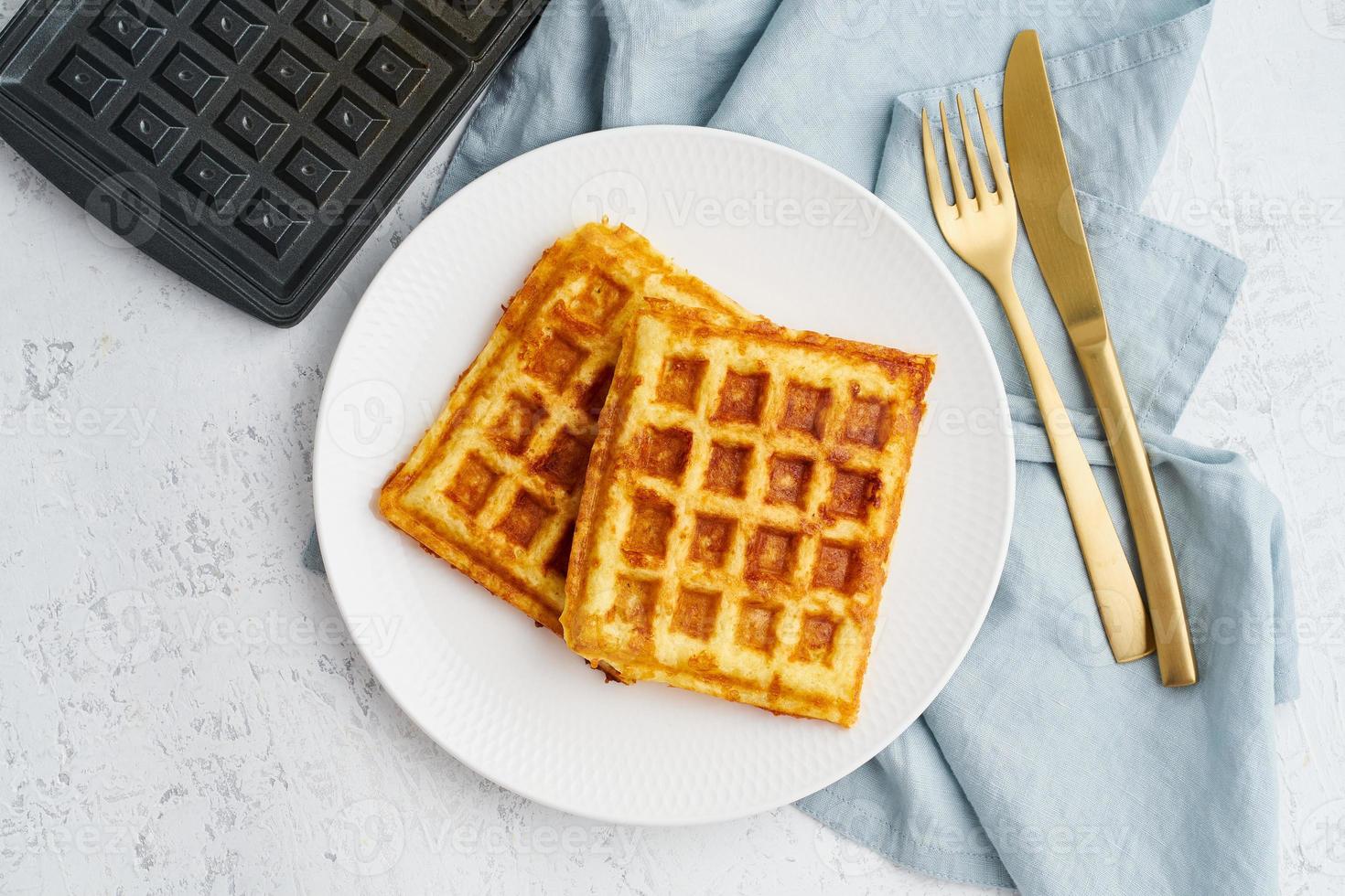 Chaffle, ketogene Diät-Gesundheitskost. hausgemachte Keto-Waffeln mit Ei, Mozzarella-Käse. glutenfrei und kohlenhydratfrei. weißer Hintergrund. foto