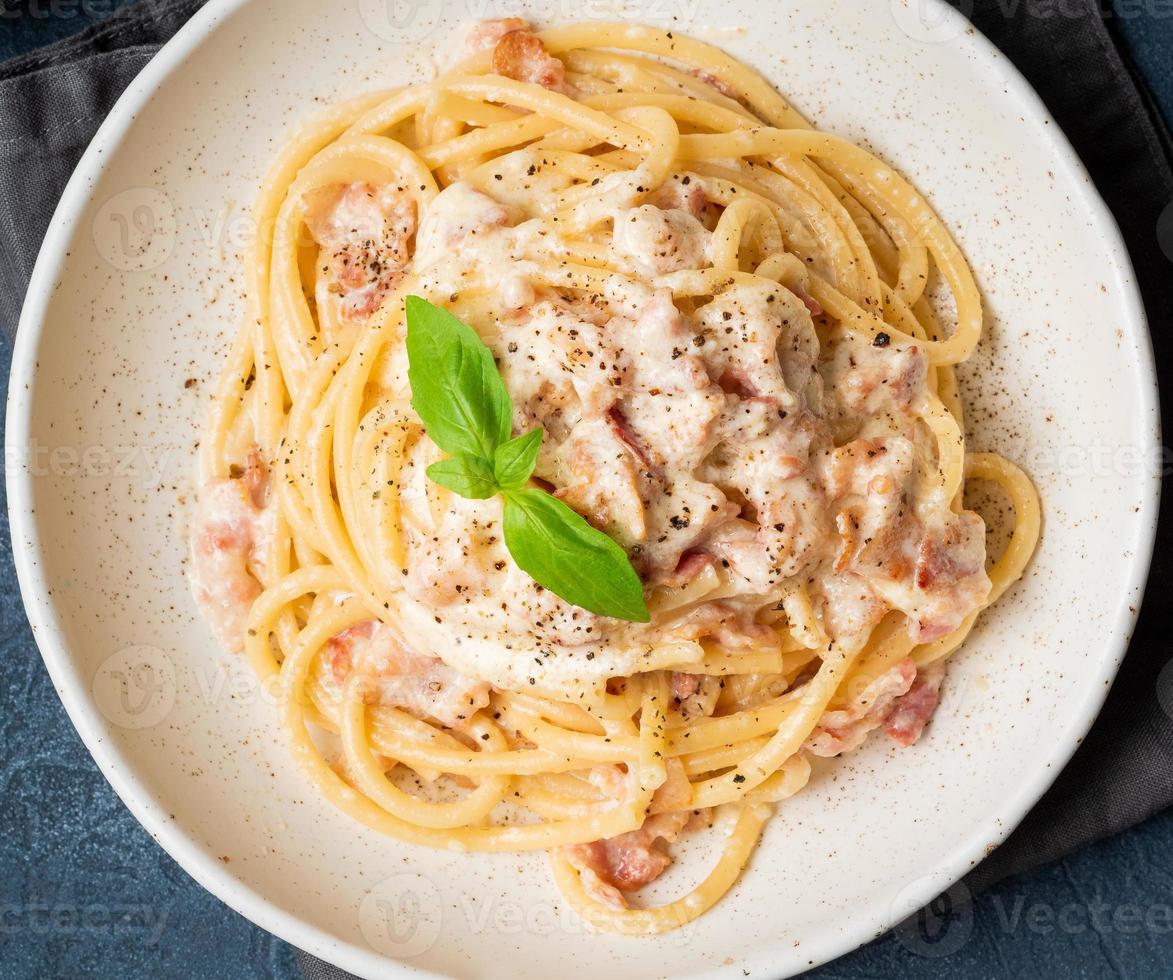 Carbonara-Nudeln. Spaghetti mit Pancetta, Ei, Parmesankäse foto