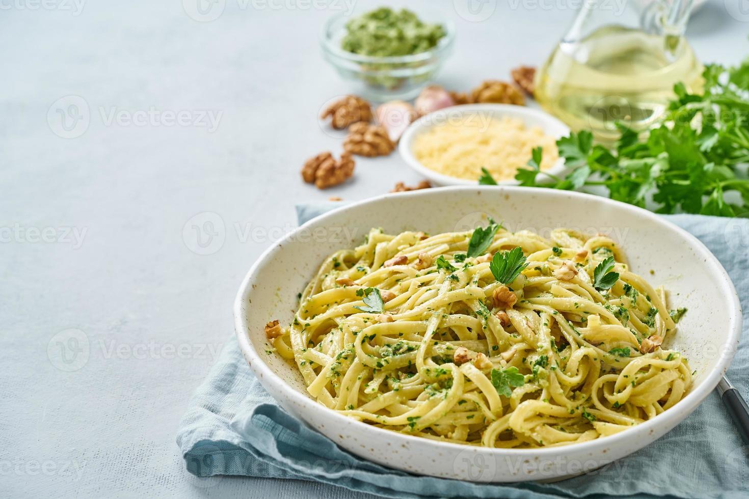 Pesto Pasta Bavette mit Walnüssen, Petersilie, Knoblauch, Nüssen, Olivenöl. Seitenansicht foto