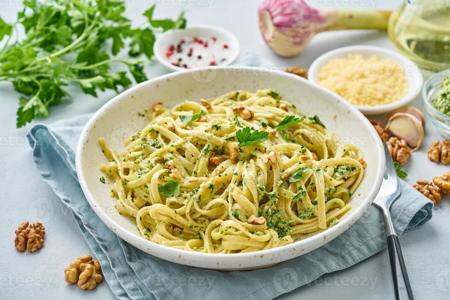 Schritt für Schritt Rezept. Pesto-Nudeln, Bavette mit Walnüssen, foto