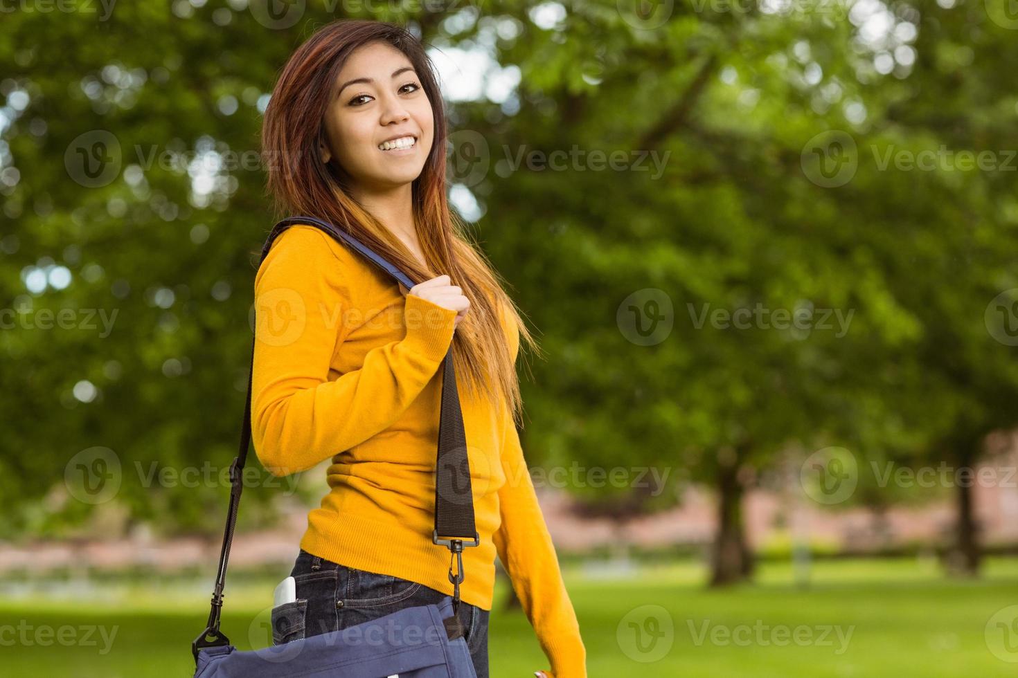 Studentin mit Tasche im Park foto