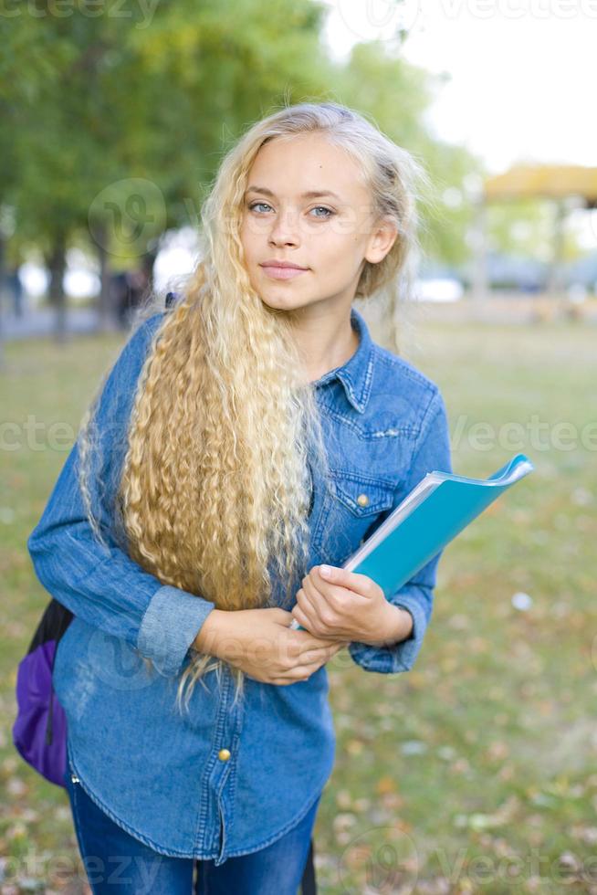 schöne junge Studentin in einem Park foto
