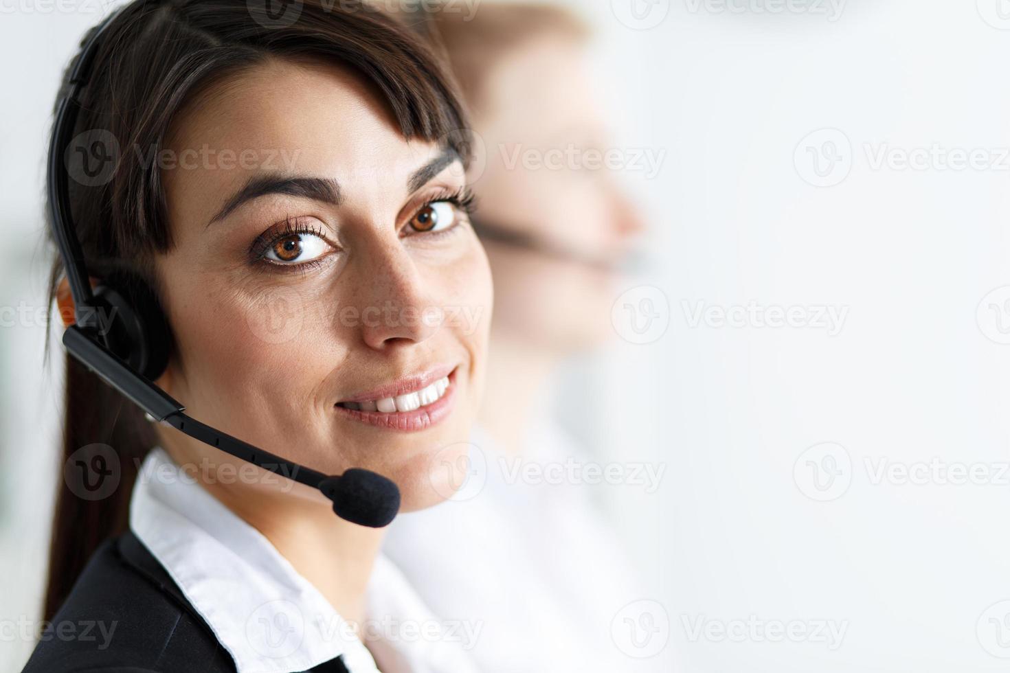 weibliche Call-Center-Service-Betreiberin bei der Arbeit foto
