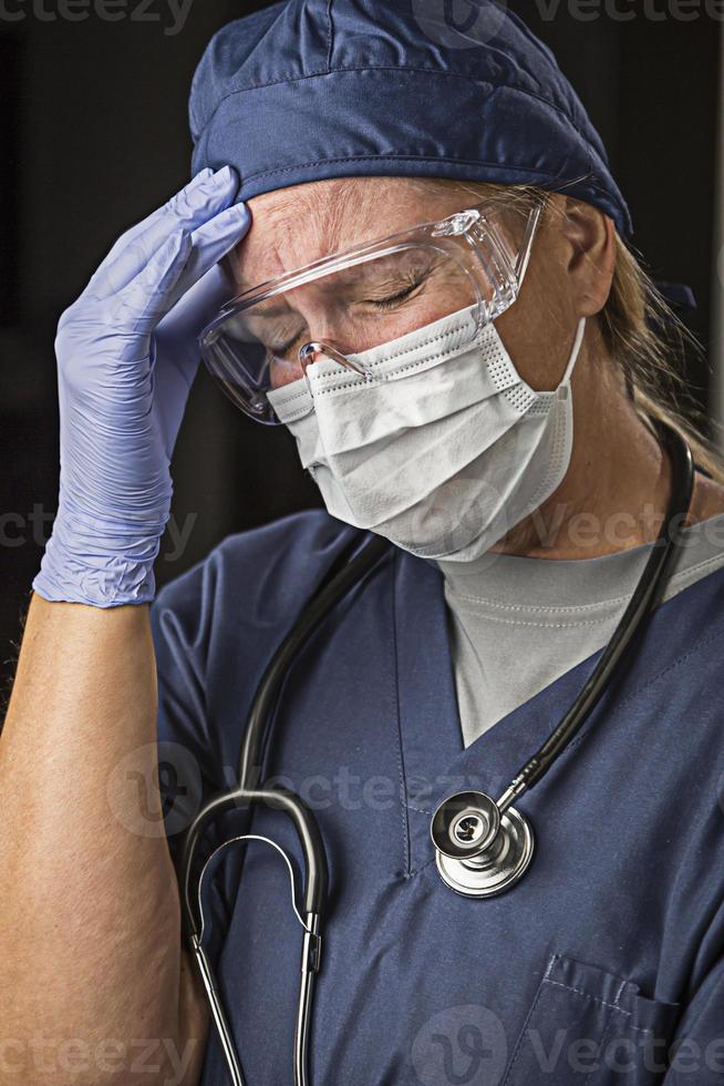 Grimassende Ärztin oder Krankenschwester mit Schutzkleidung foto