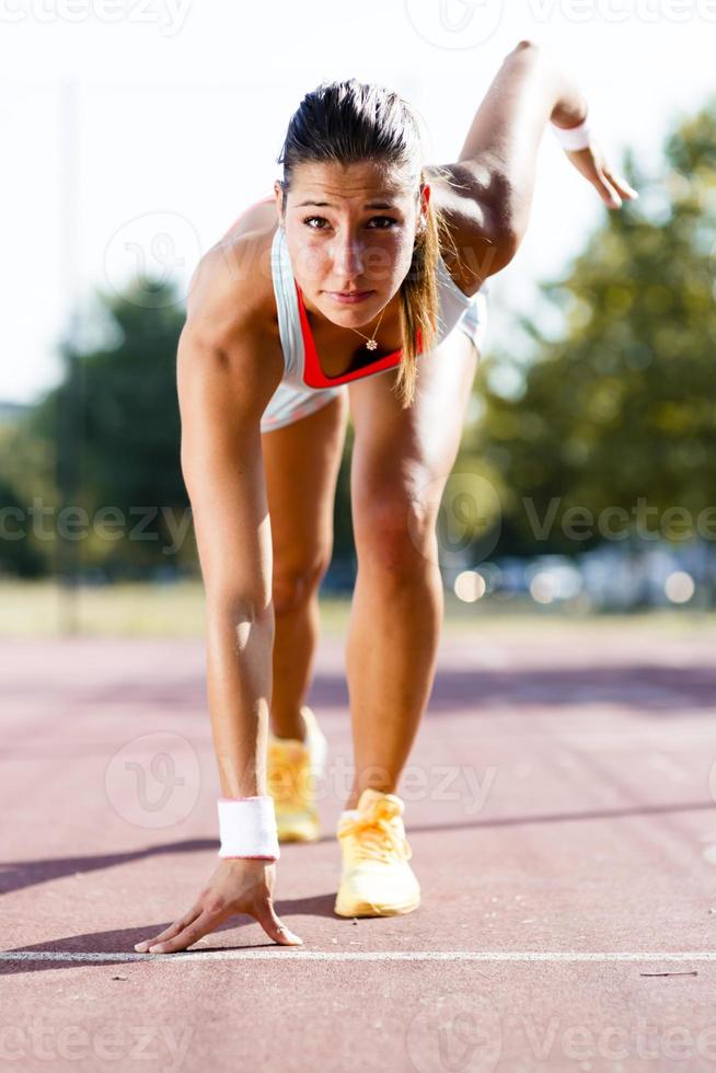 Sprinterin bereitet sich auf den Lauf vor foto