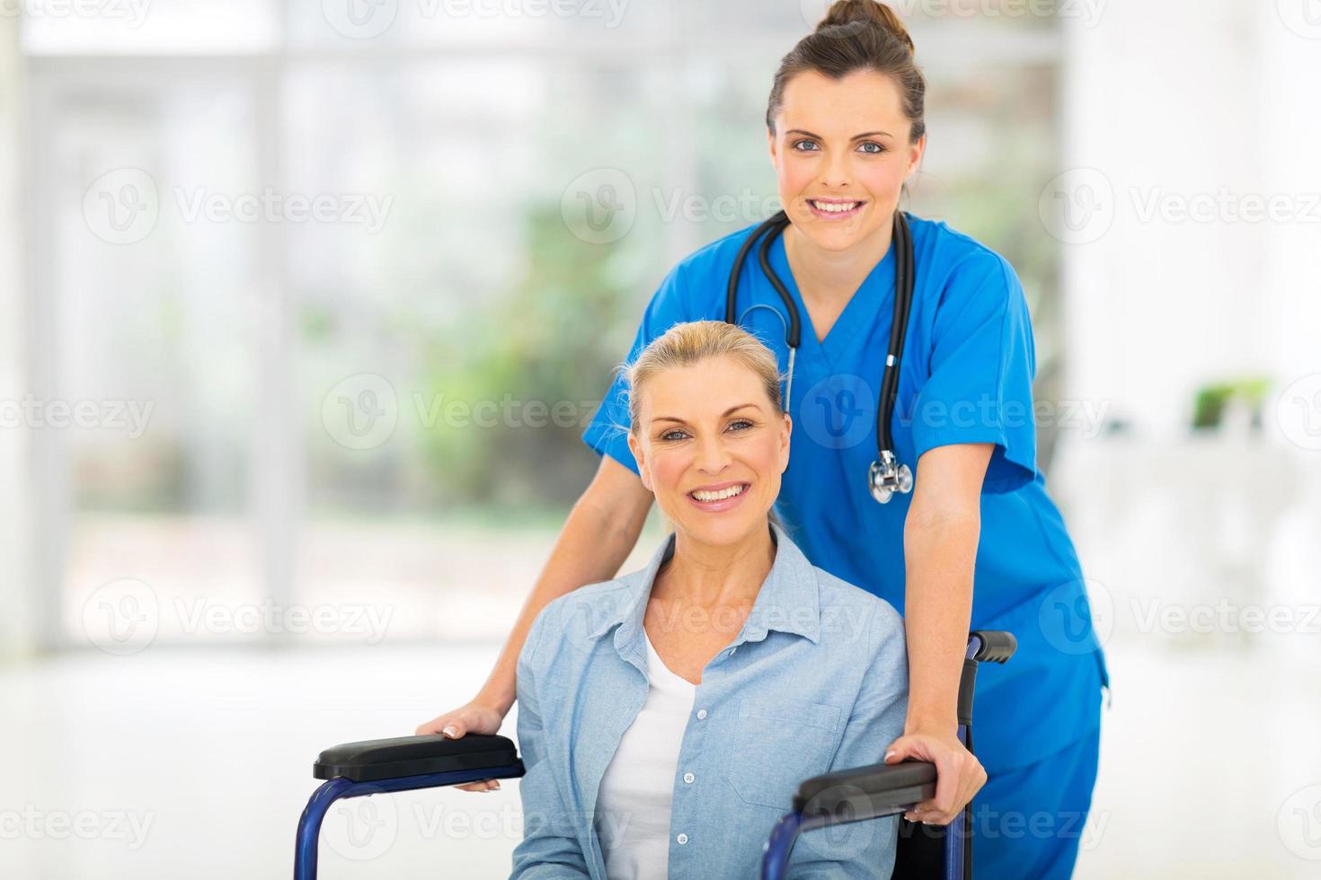 Patientin mittleren Alters mit Krankenschwester foto