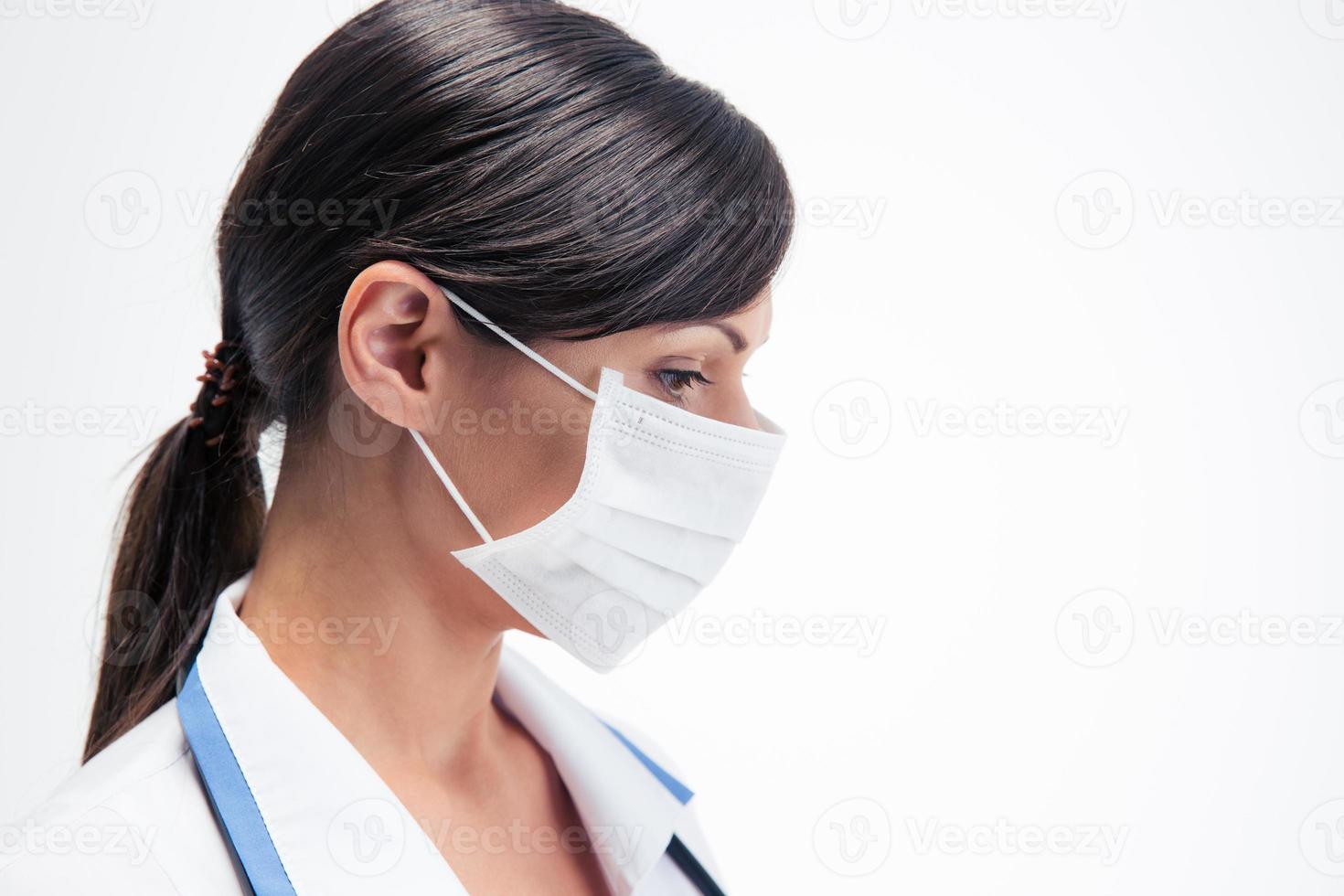 nachdenkliche Ärztin in Maske foto