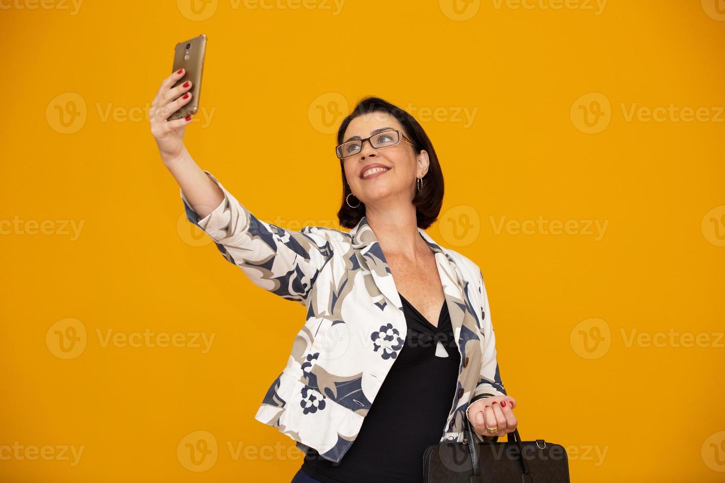 Geschäftsfrau selfie. Senior schöne Frau mit Handy foto