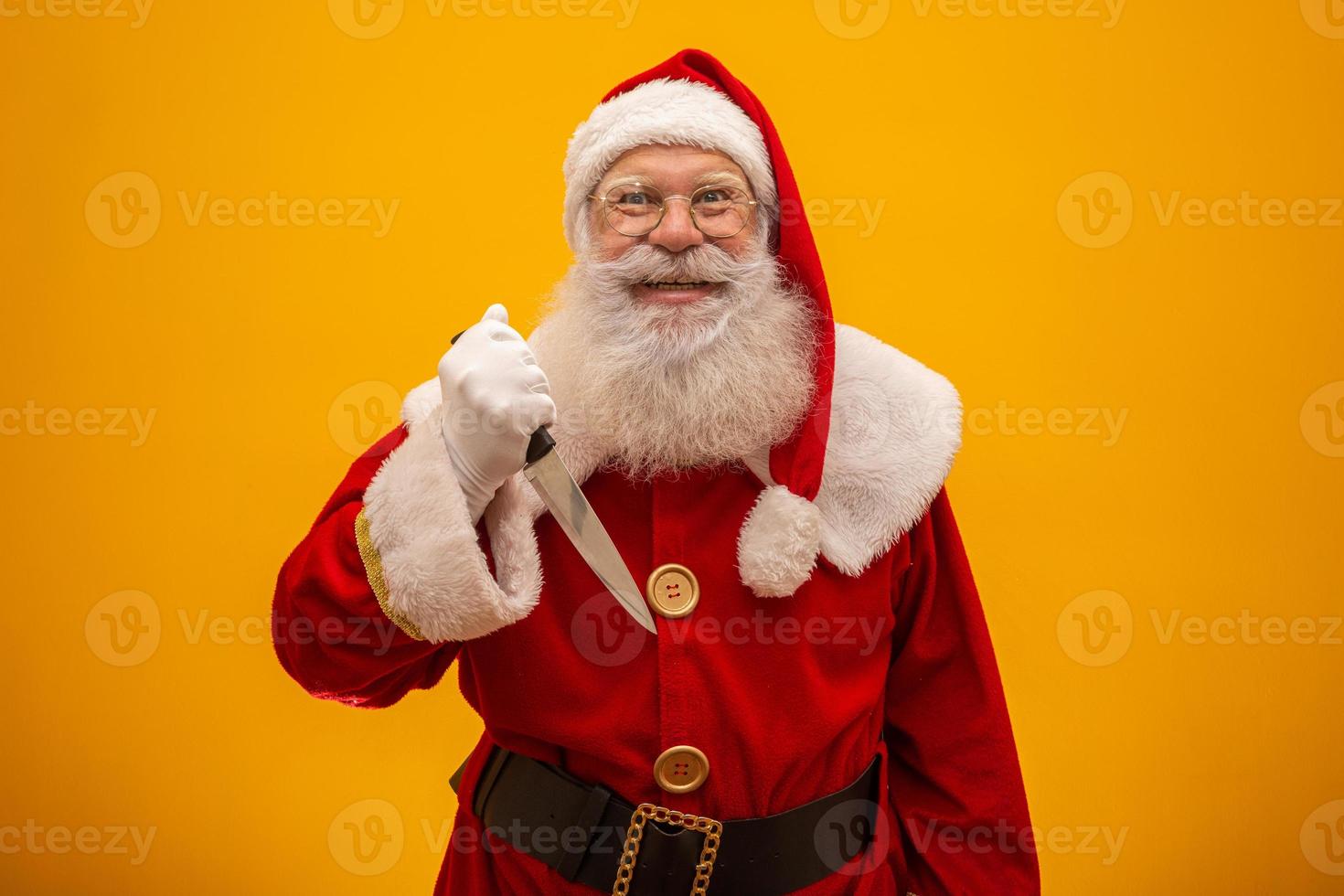 weihnachtsmann, der ein messer hält. Böses Weihnachtsmann-Konzept. Mord. foto