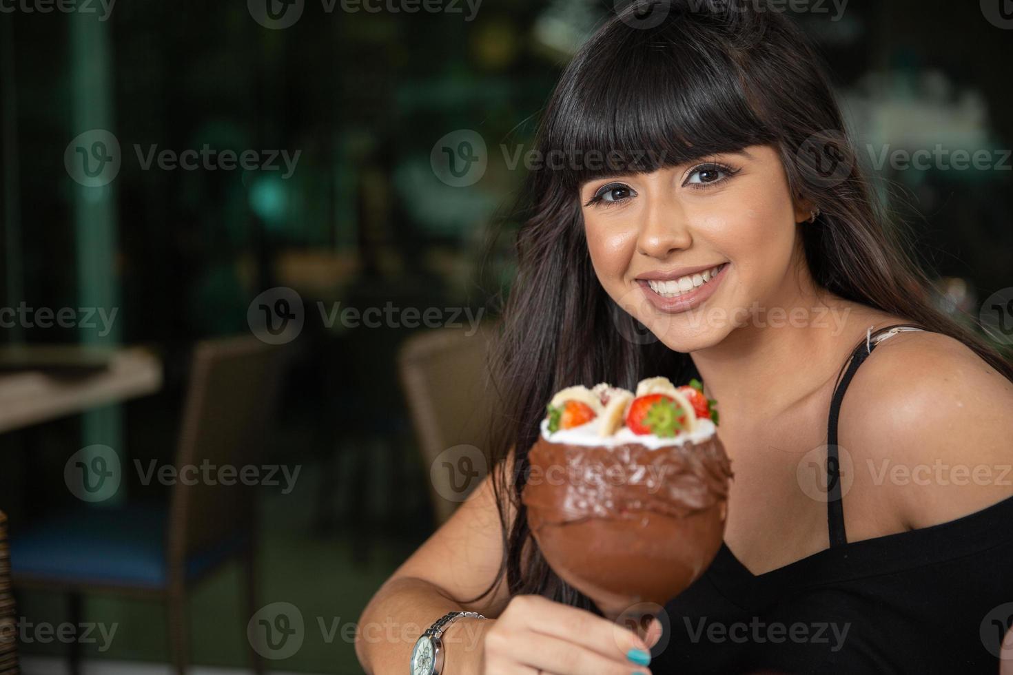 Eiscremeweiß mischt Erdbeere mit hohen Kalorien, kann Sie fett machen, weicher Fokus, verschwommen. leckerer Vanille- oder Schokoladeneisbecher mit Erdbeere. foto