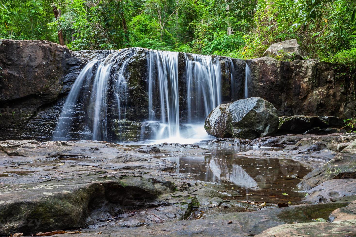 tropischer Wasserfall im Regenwald foto