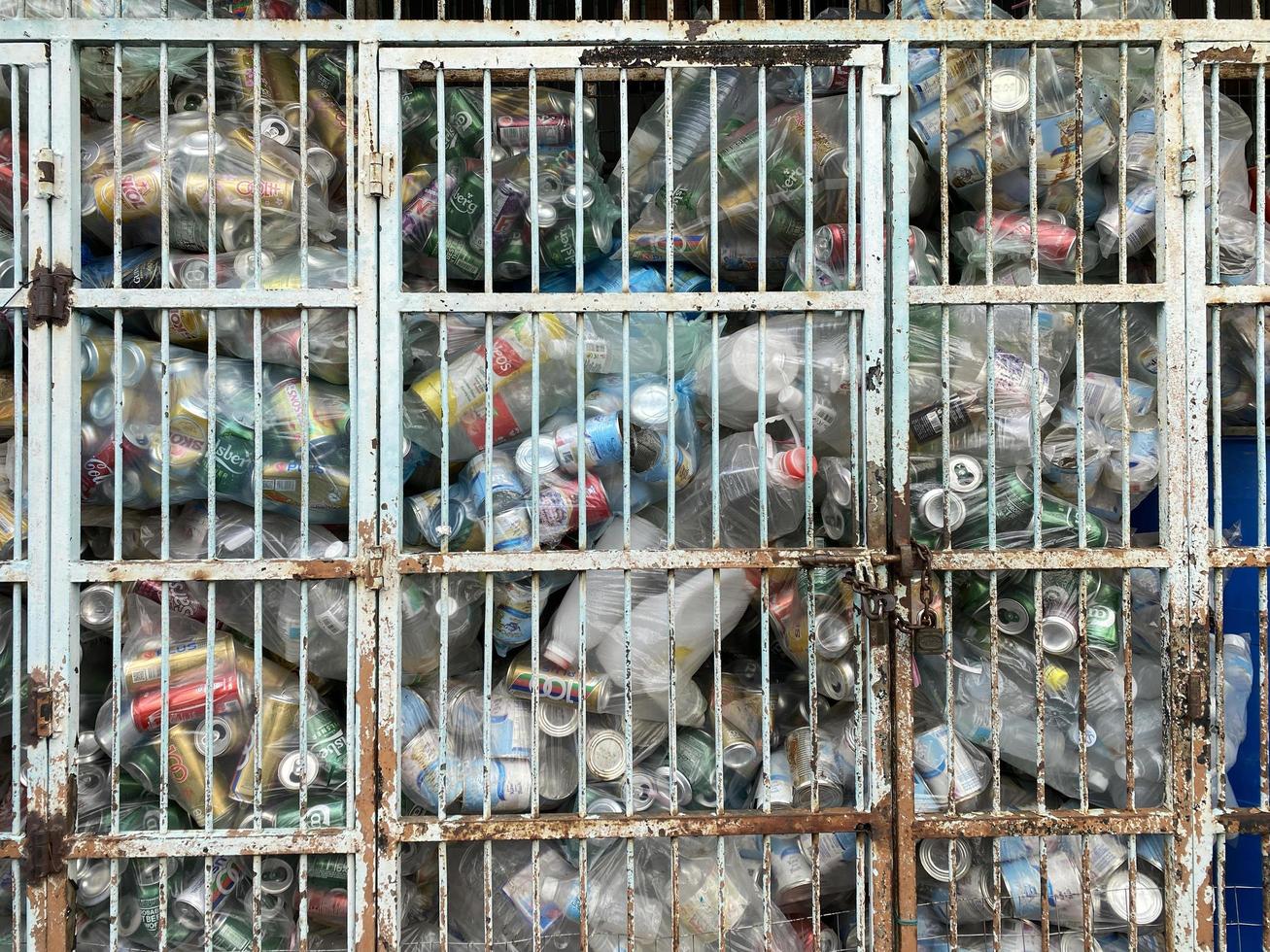 georgetown, penang, malaysia, 2022 - ein recyclinglagerfach mit gebrauchten flaschen und dosen. warten auf Abholung foto