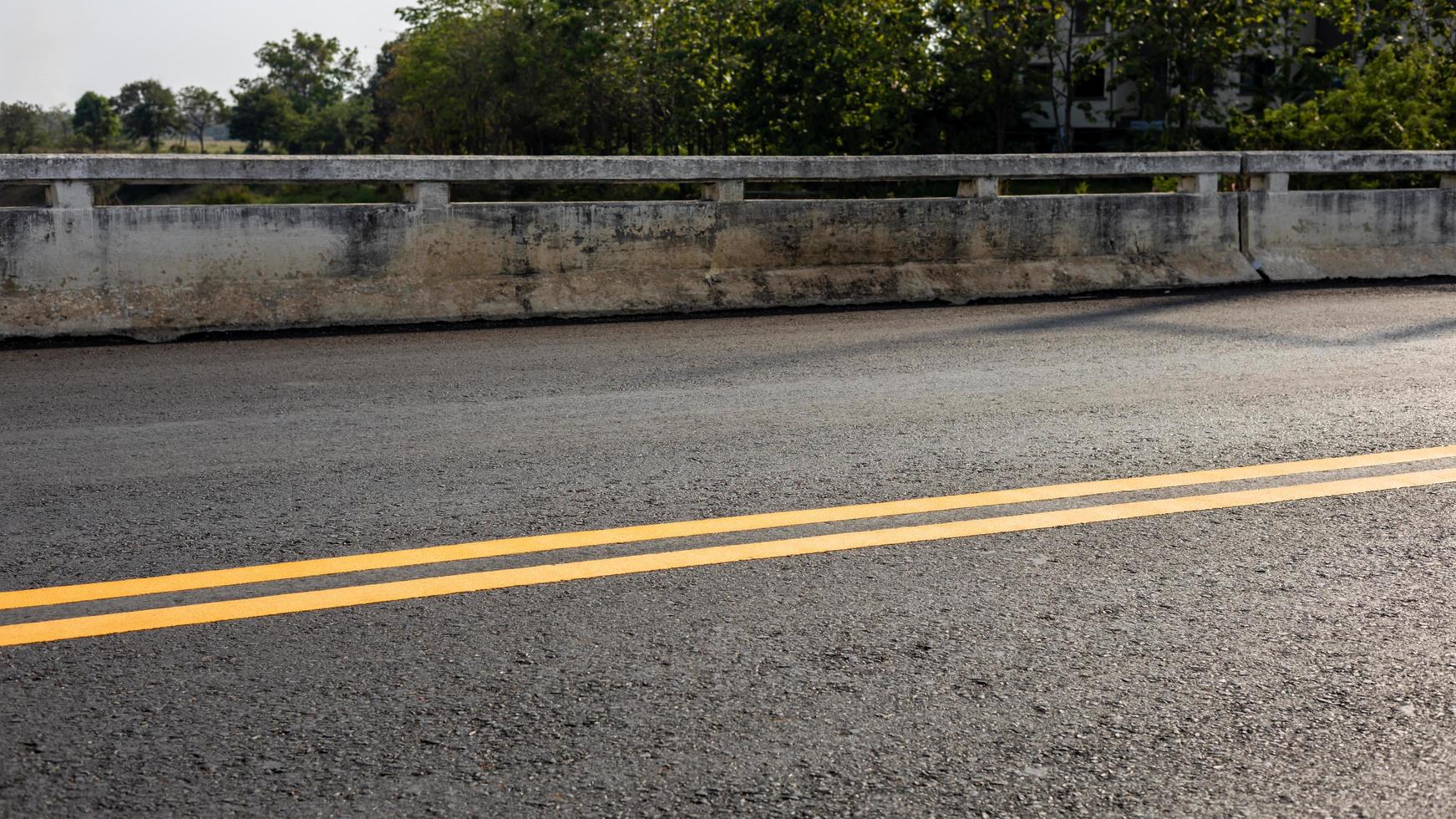 Nahhintergrund einer neuen Asphaltstraße mit gelben Streifen. foto