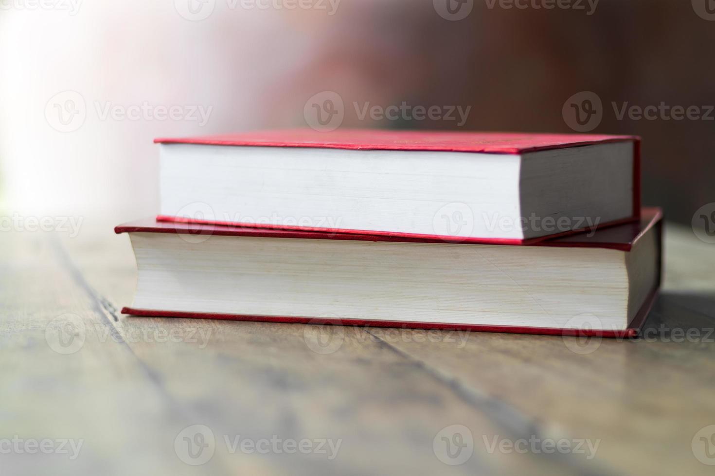 Hardcover-Bücher gestapelt rote Unschärfe. foto