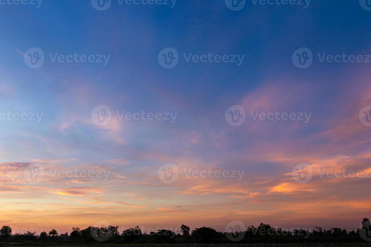 bunte morgendämmerung himmel landschaft. foto