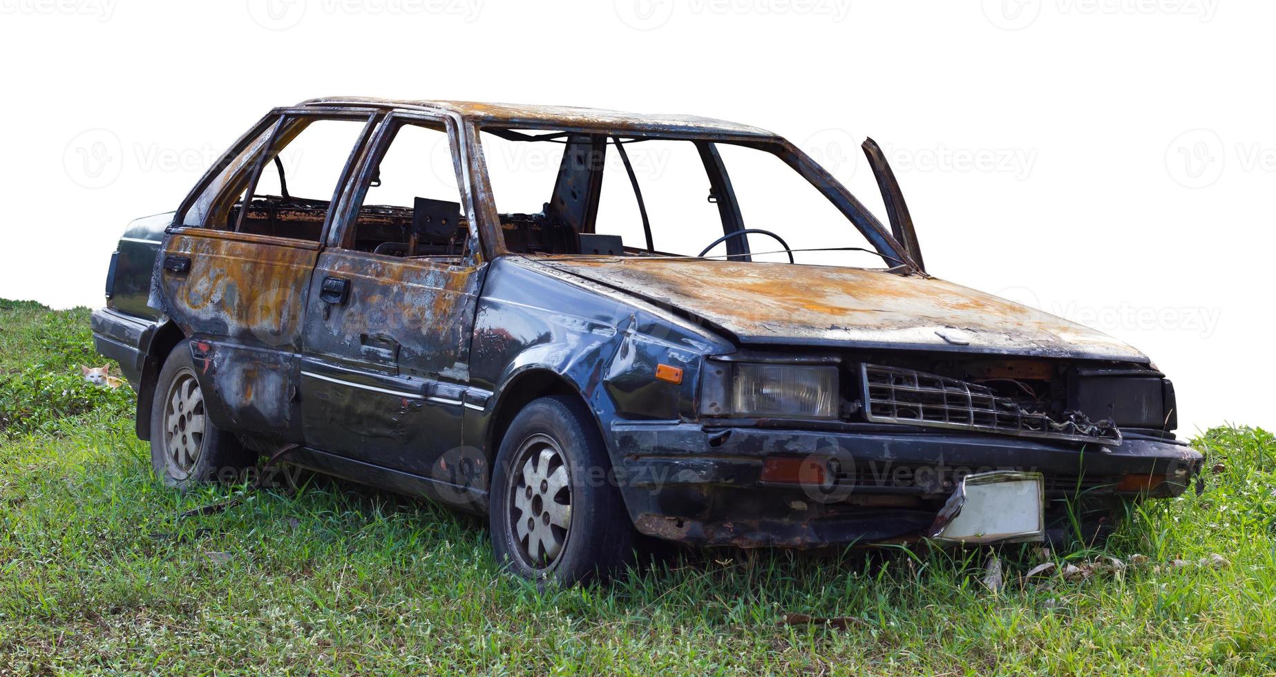 Isolierauto ist verbrannt, auf Gras geparkt. foto