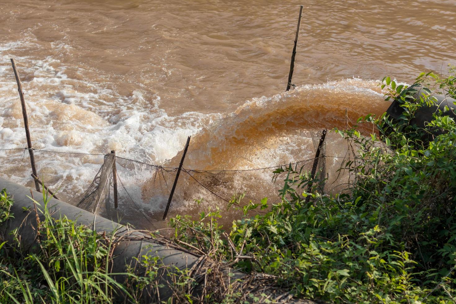 Wasser fließt aus der Kanalisation in den Kanal. foto