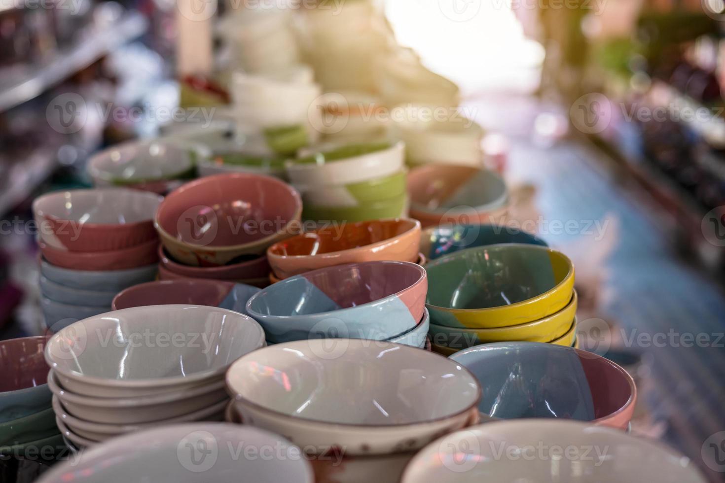 viele gruppen von keramikgeschirr im shop. foto