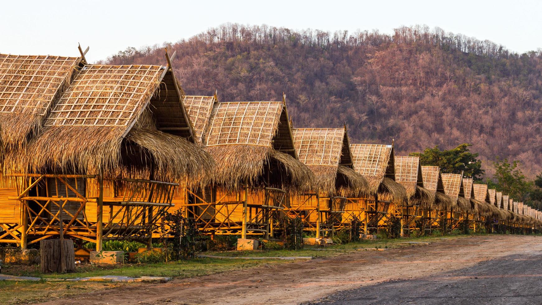 strohgedeckte bambushütten berg. foto