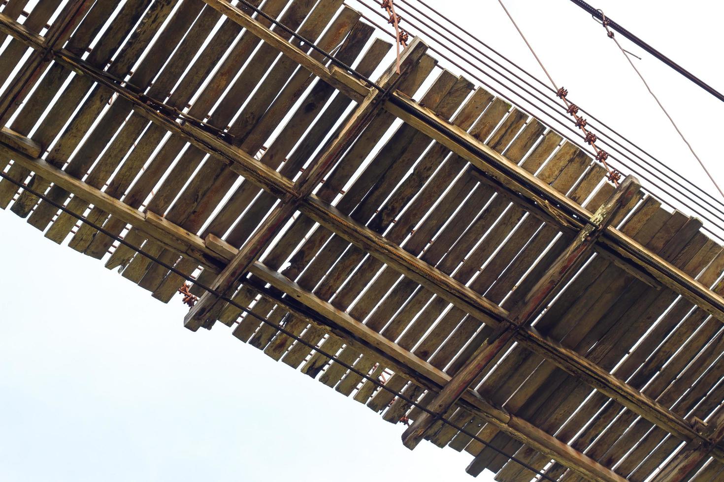 dicht unter der alten Holzbrücke hindurch. foto